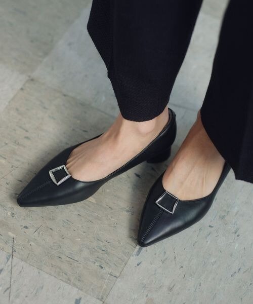 シンプルなパンプスを履いた女性