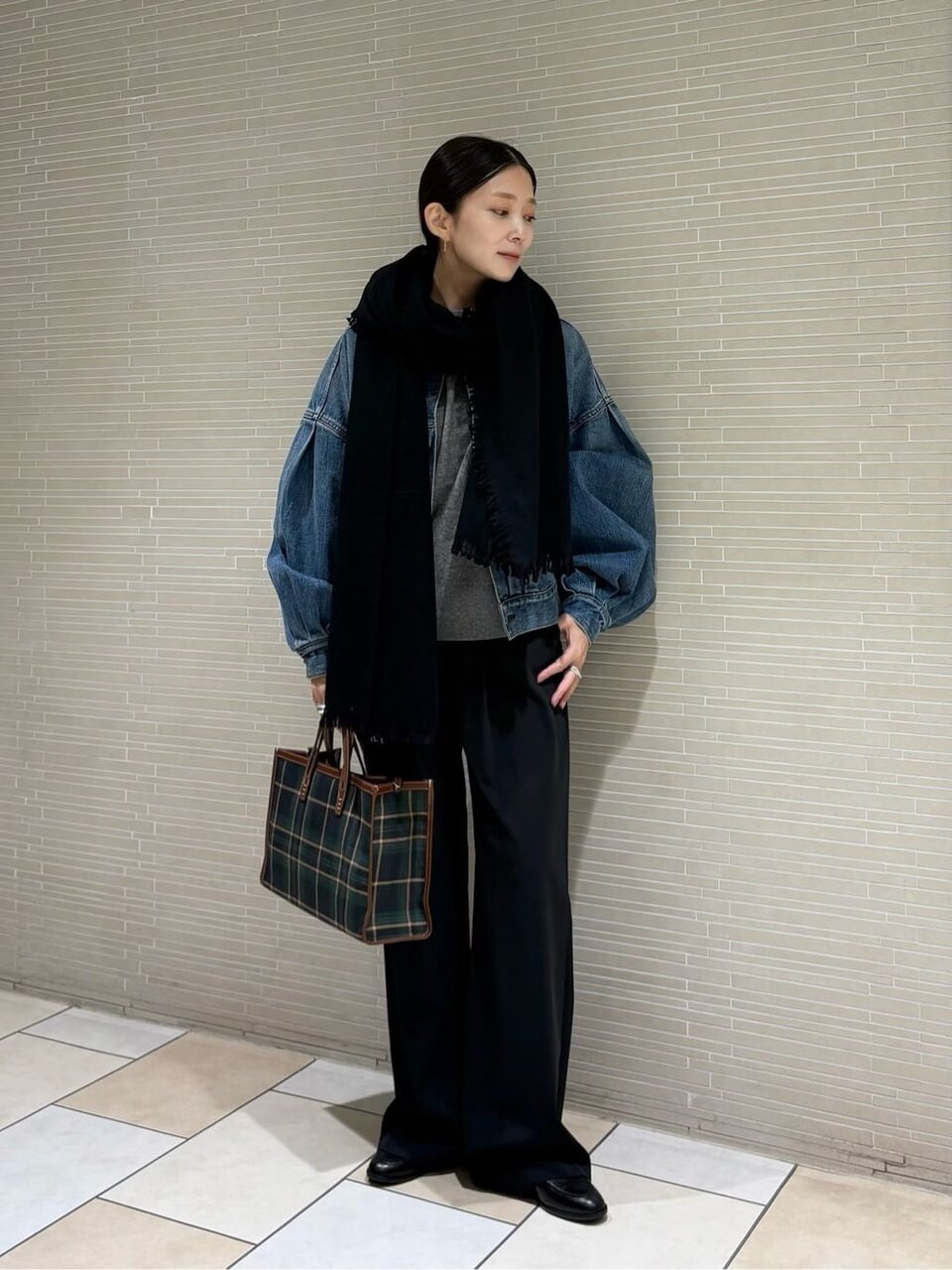 ブルーのデニムジャケット×フリンジストールコーデ