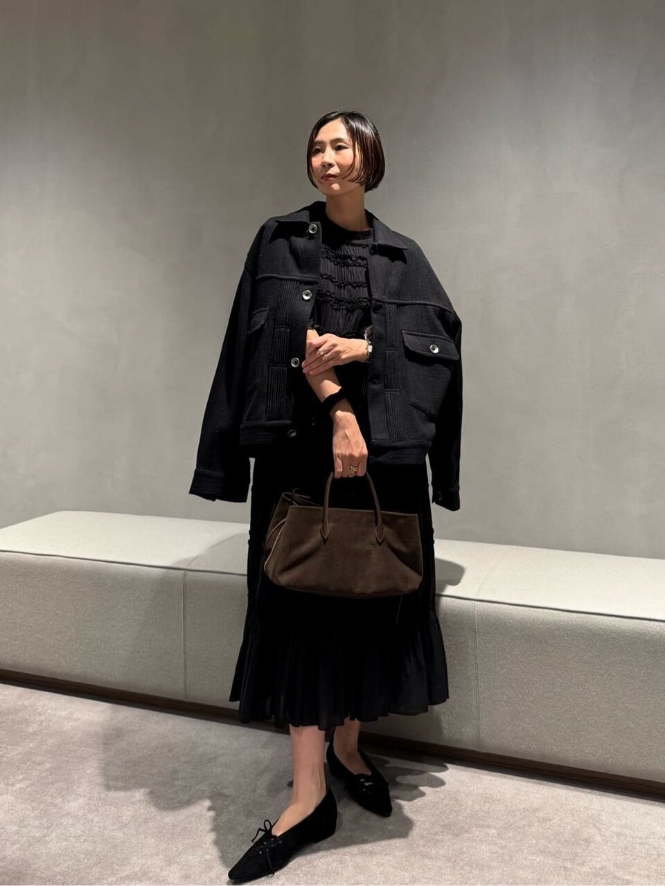 黒のデニムジャケット×ロング丈ワンピースコーデ