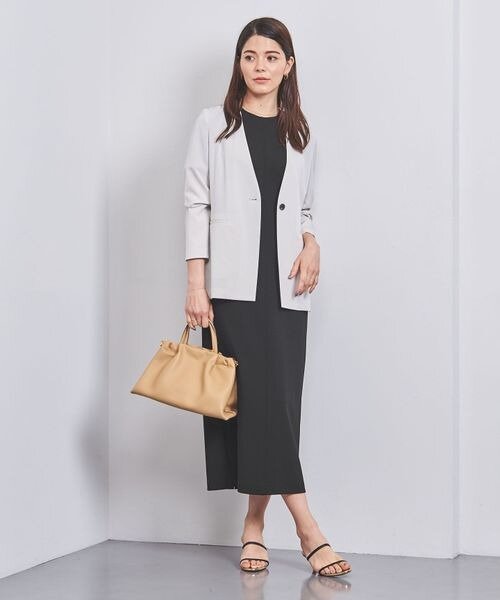 黒のワンピース×ベージュのジャケットコーデ