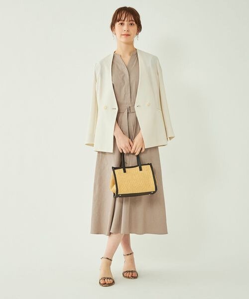 ベージュのワンピースコーデ