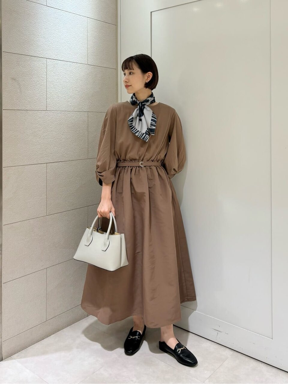 ニットワンピース×ショートブーツのコーデ