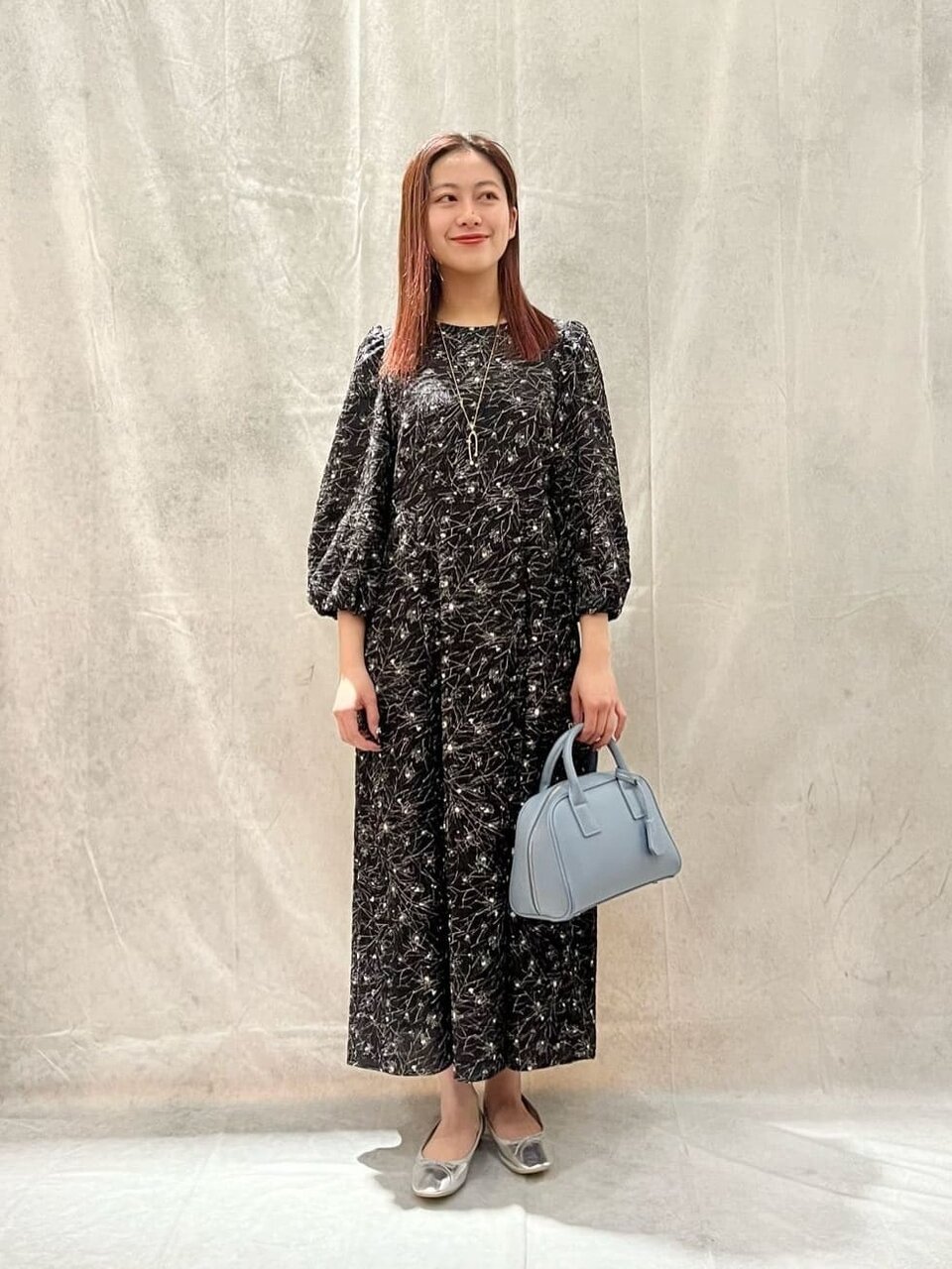 Vネックワンピース×カーディガンのコーデ