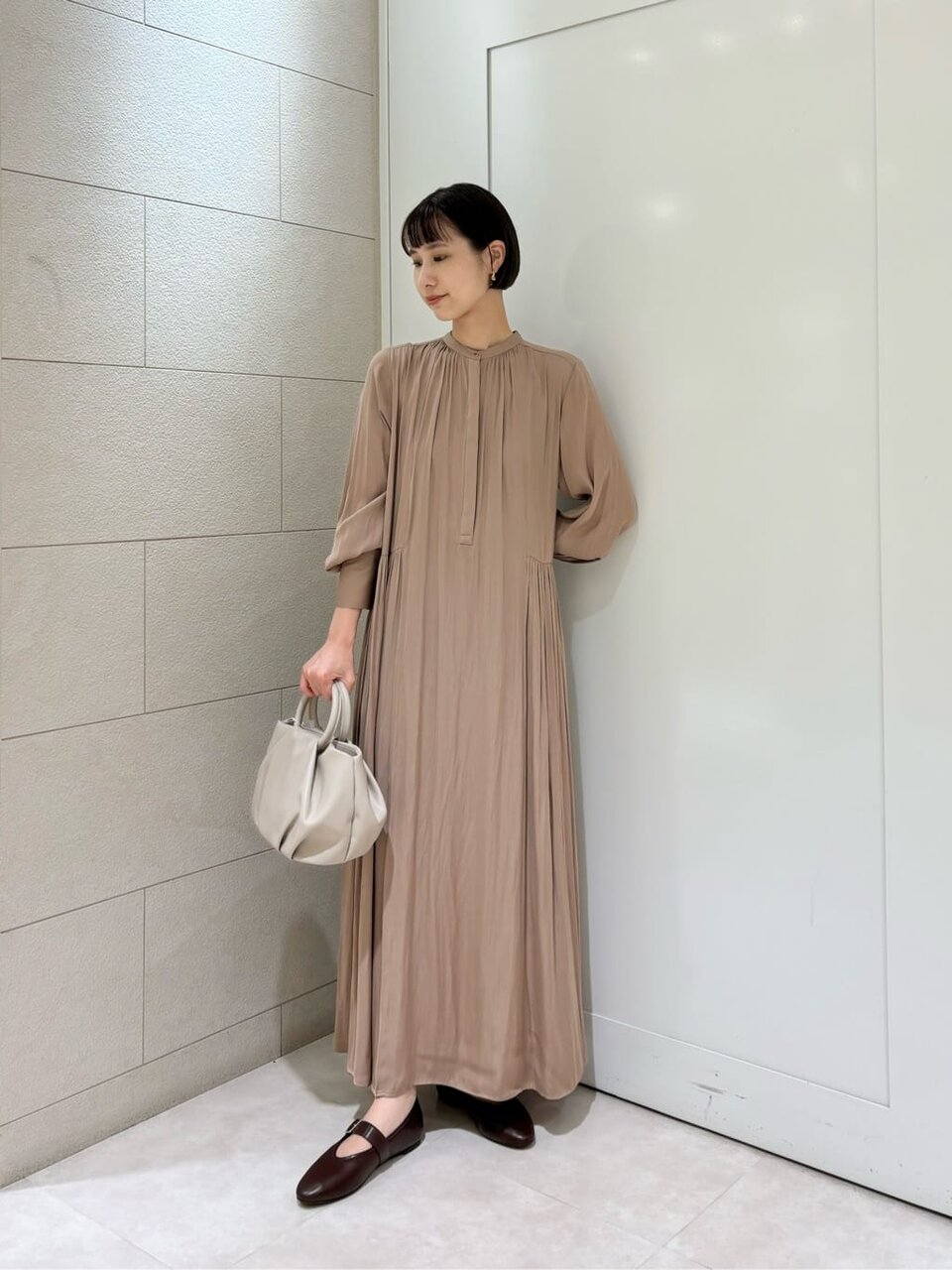 アシンメトリーワンピース×ヒールパンプスのコーデ