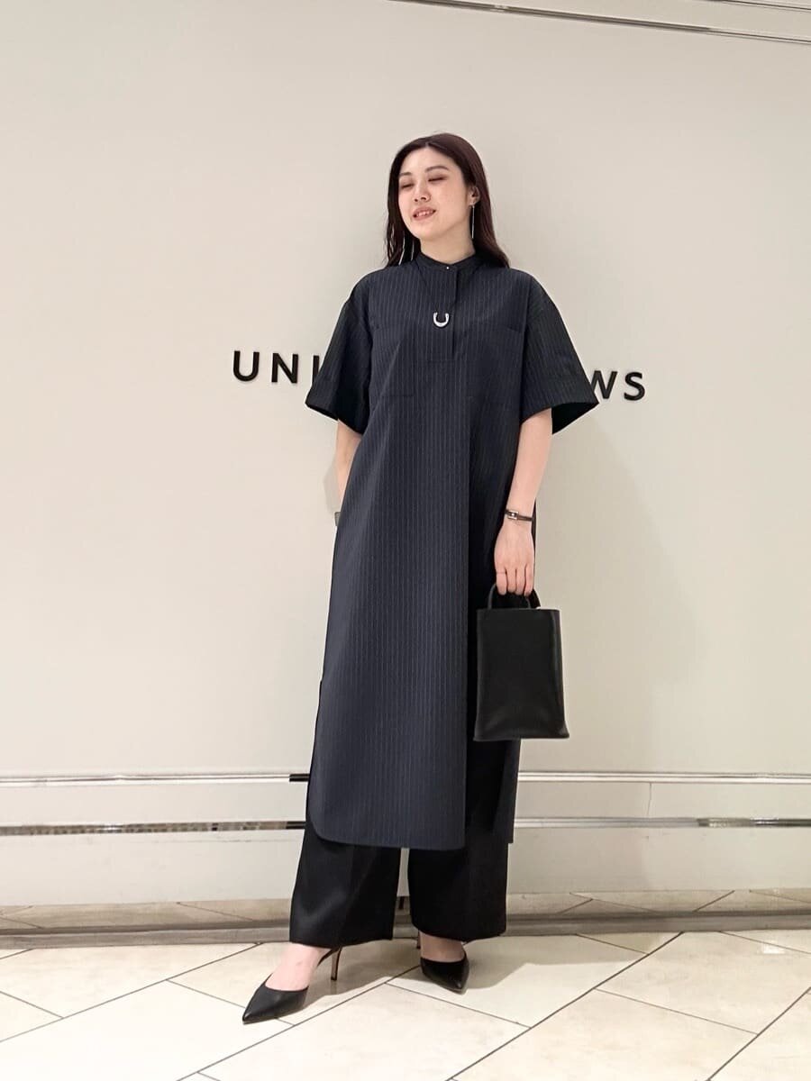 シャツワンピース×カーディガンのコーデ