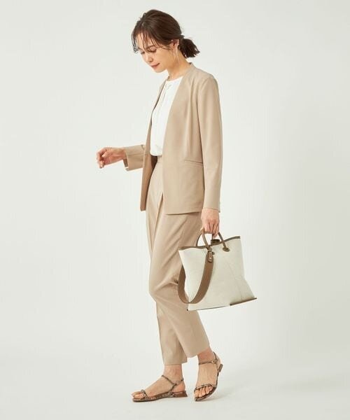 ベージュの上下を着た女性