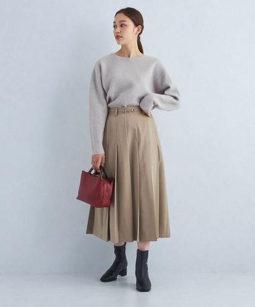 ベージュ×グレーのコーデ