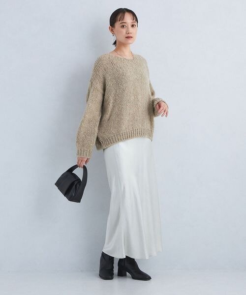 ベージュのニットを着た女性