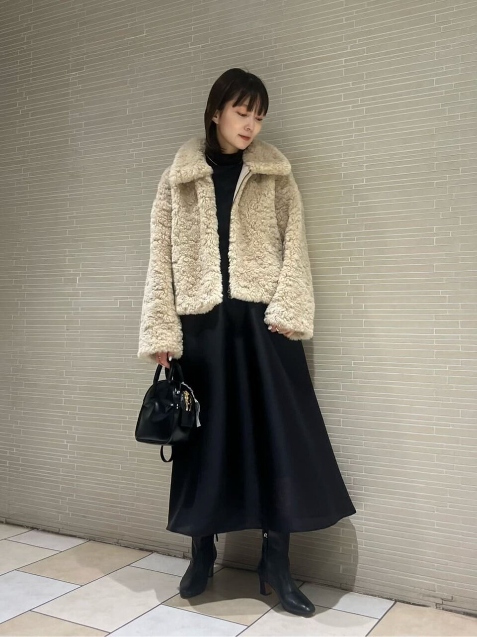 ベージュのブルゾンを着用している女性