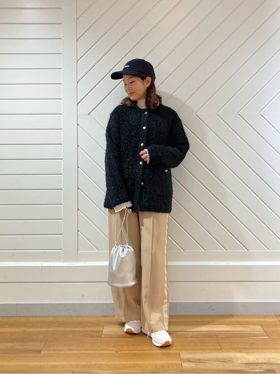 ツイードカーディガン×トラックパンツのきれいめカジュアルコーデ