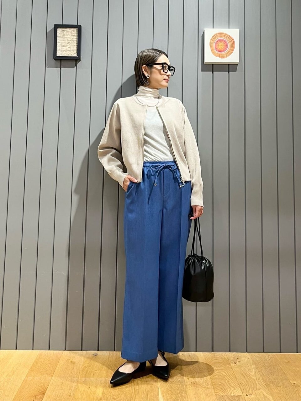 ベージュニット×コバルトブルーパンツのコーデ