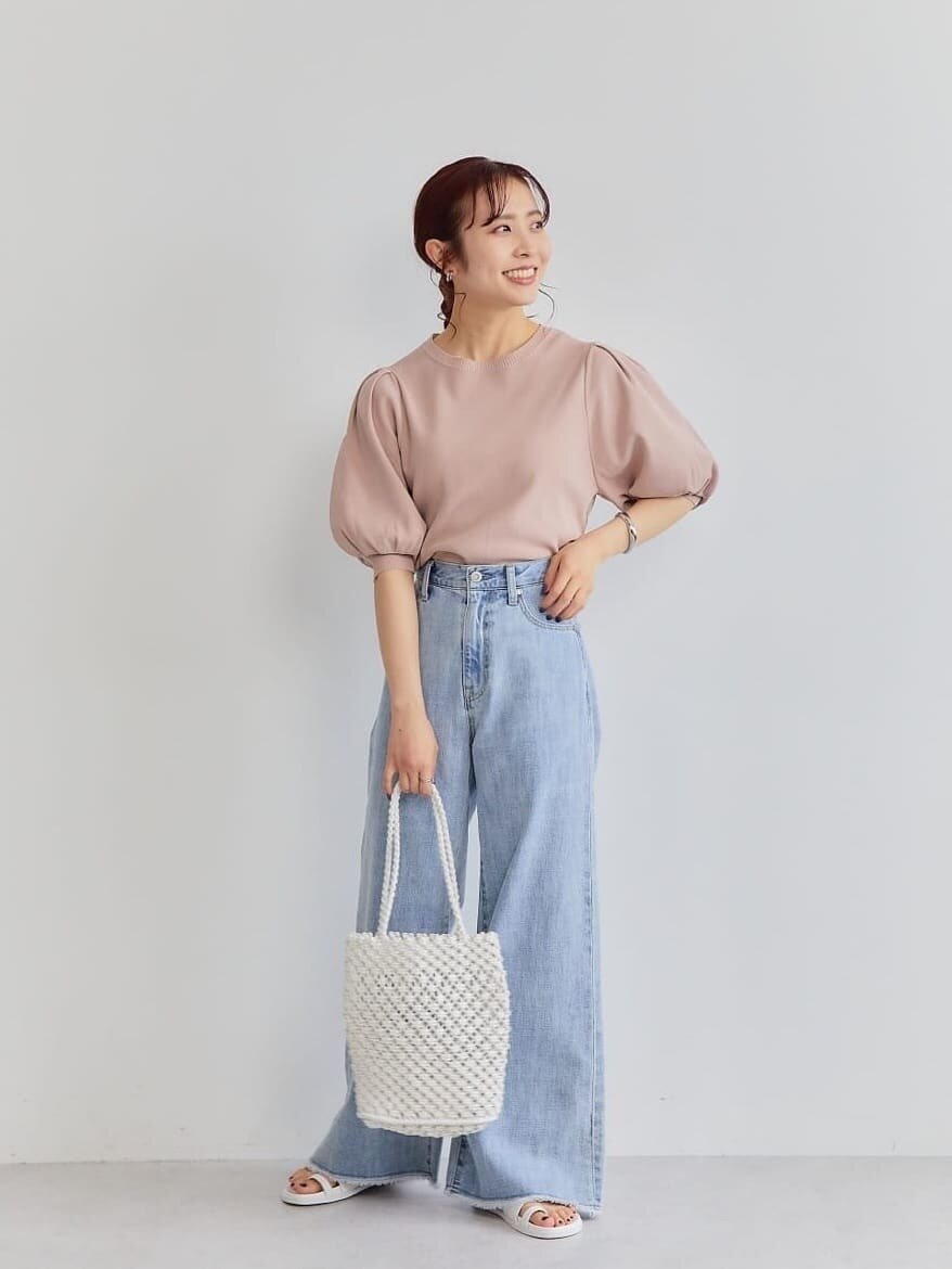 ベージュのサマーニットを着用している女性