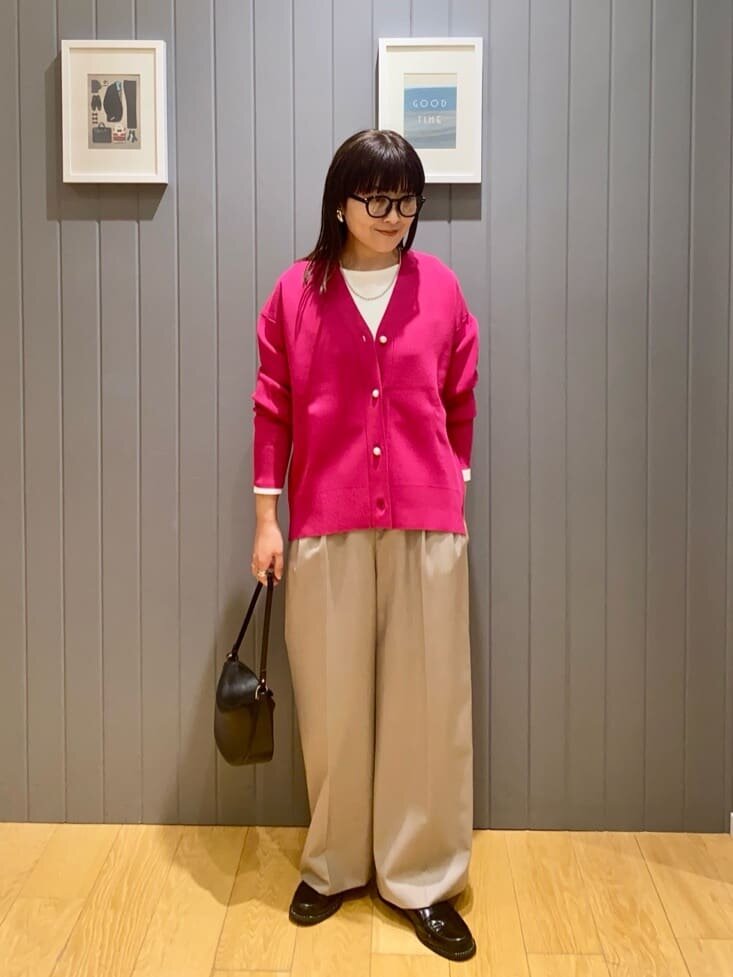 ピンクのカーディガンを着た女性