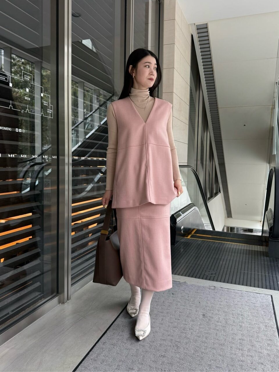 ベージュ×ピンクの配色がやさしげなフェミニンコーデ