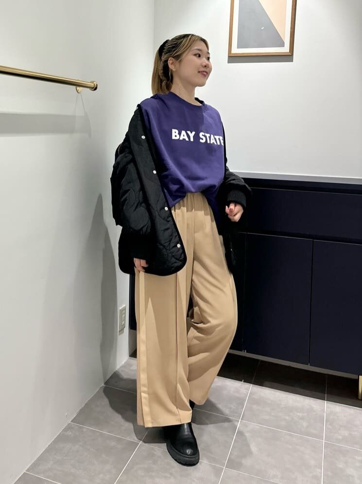 パープルのシャツとベージュのパンツのコーデ