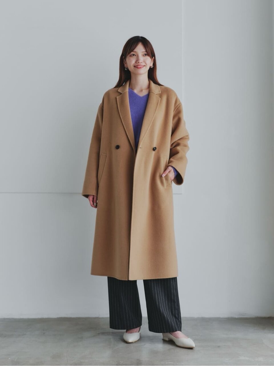 パープルのシャツとベージュのパンツのコーデ