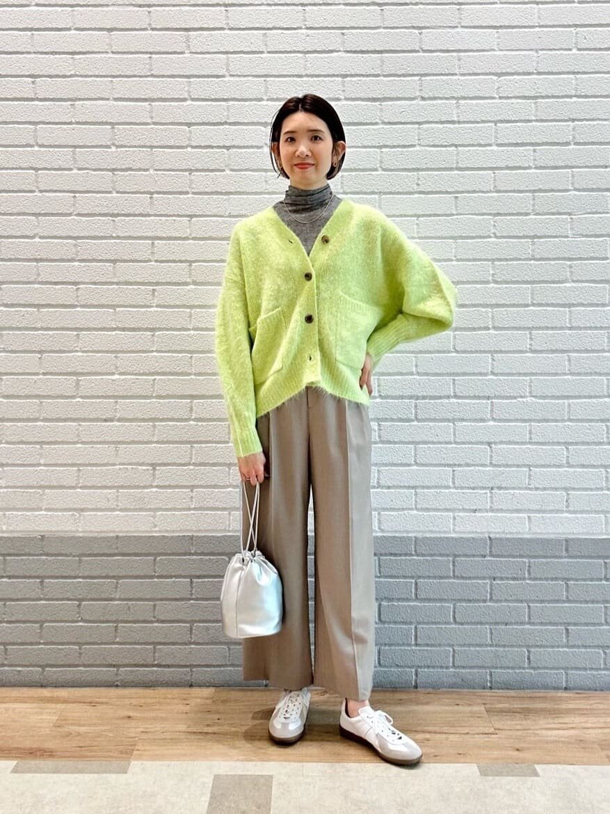 ライムグリーンのカーディガンを着た女性