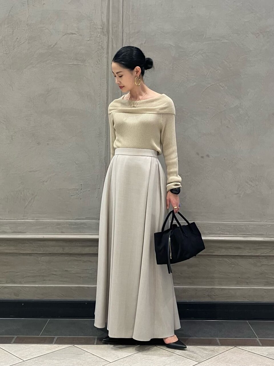 ベージュのニット×ロングスカートのコーデ