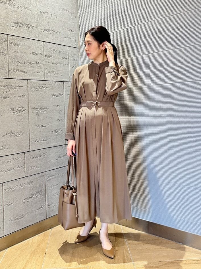 ベージュのワンピースを着た女性