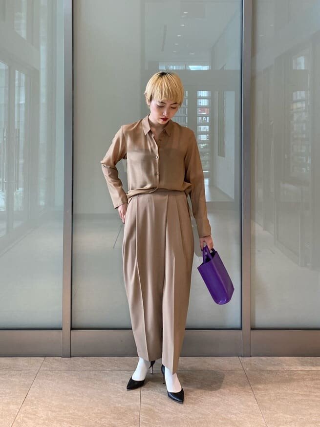 ベージュのシャツを着た女性