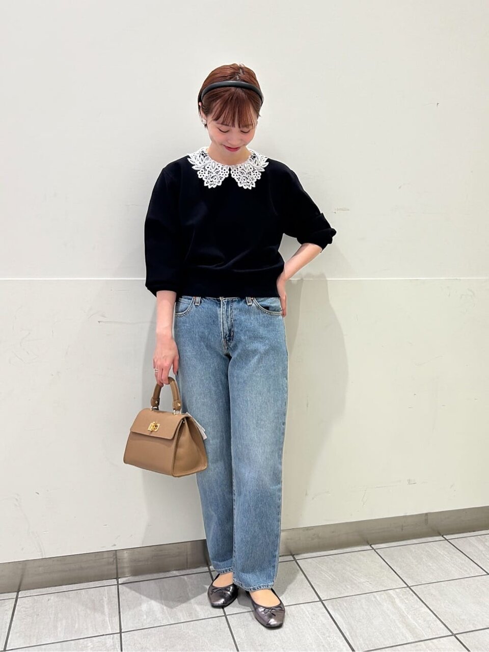 ニットプルオーバーを着た女性