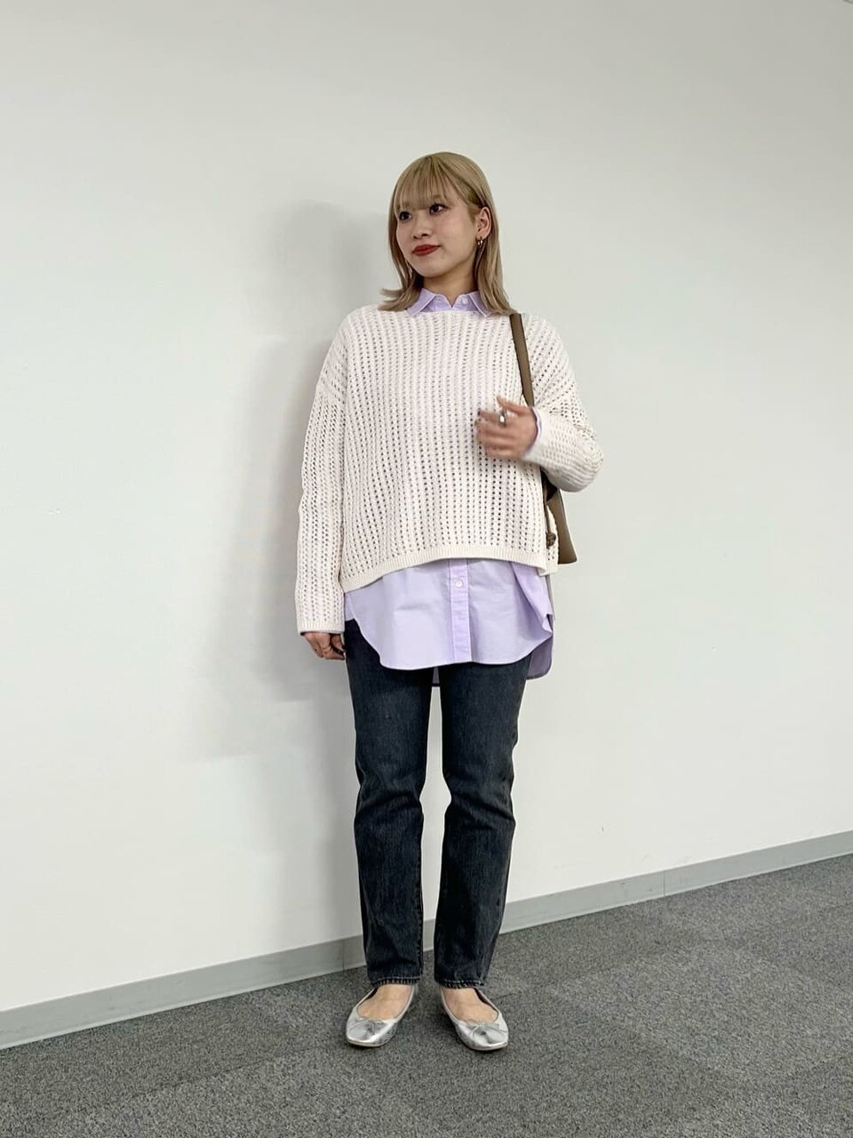 メッシュニットを着た女性