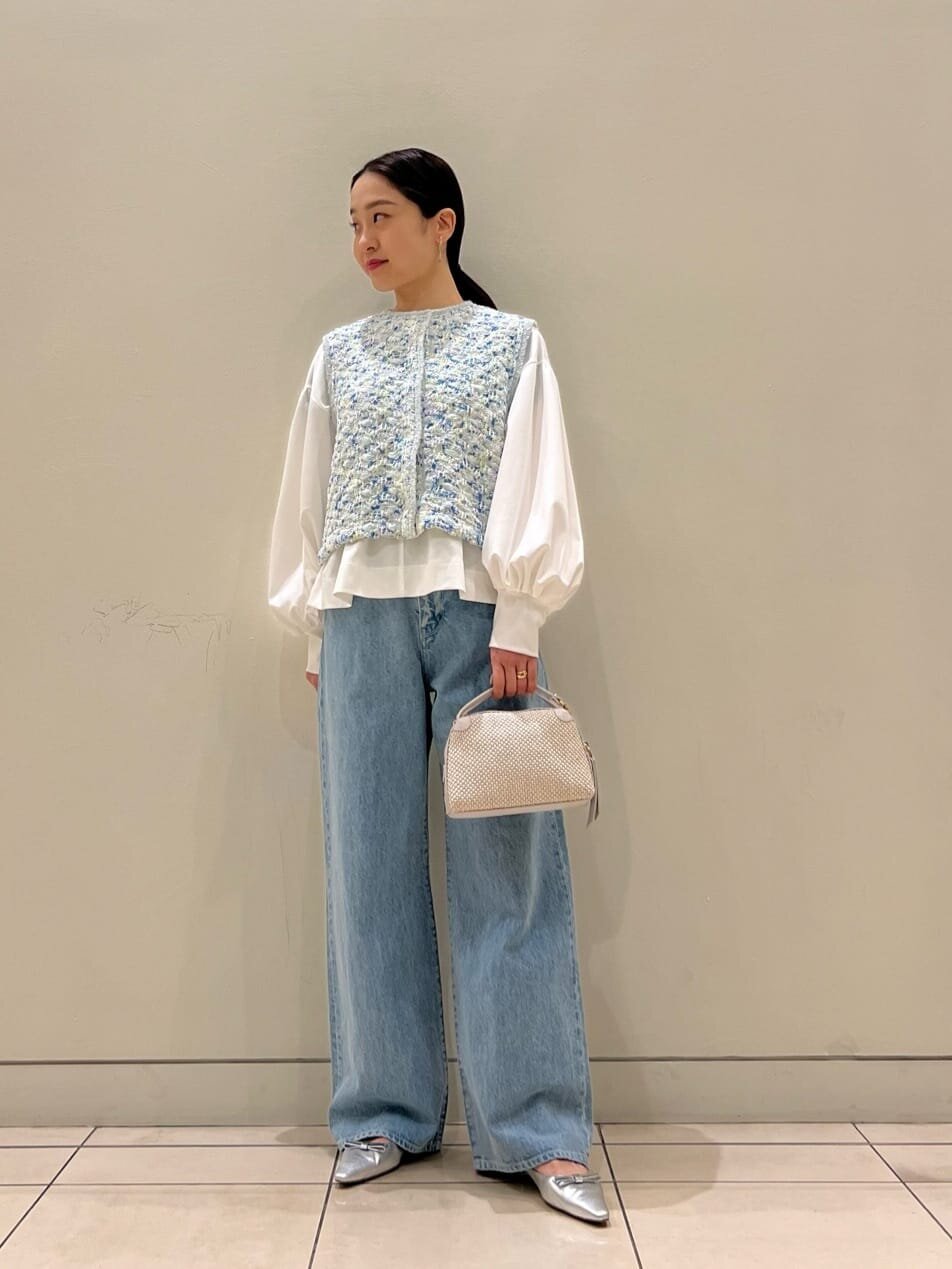 シルバーのパンプスを履いた女性