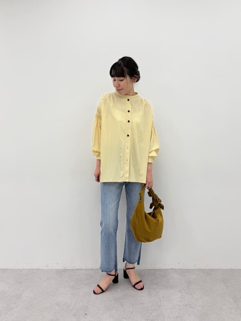 シャツとフレアデニムをあわせた女性