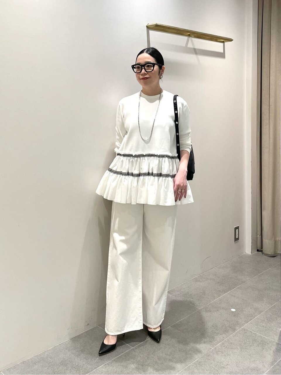 コンビニットを着た女性