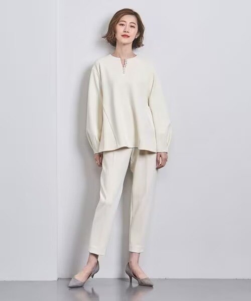 ホワイトの入学式コーデをした女性