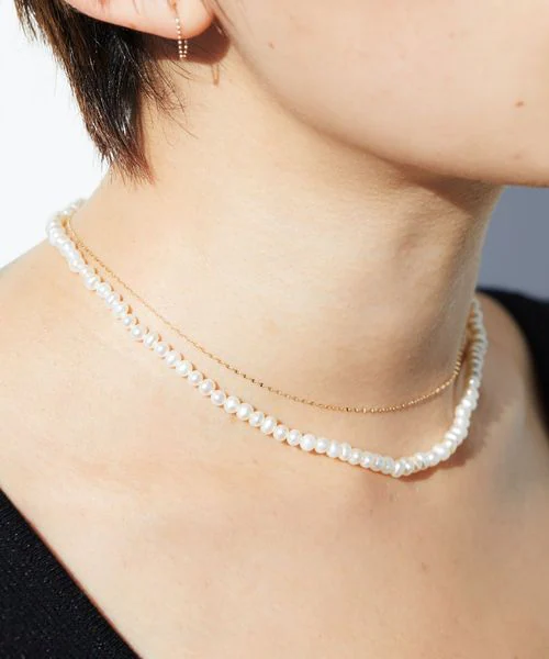 アクセサリーを身につけている女性