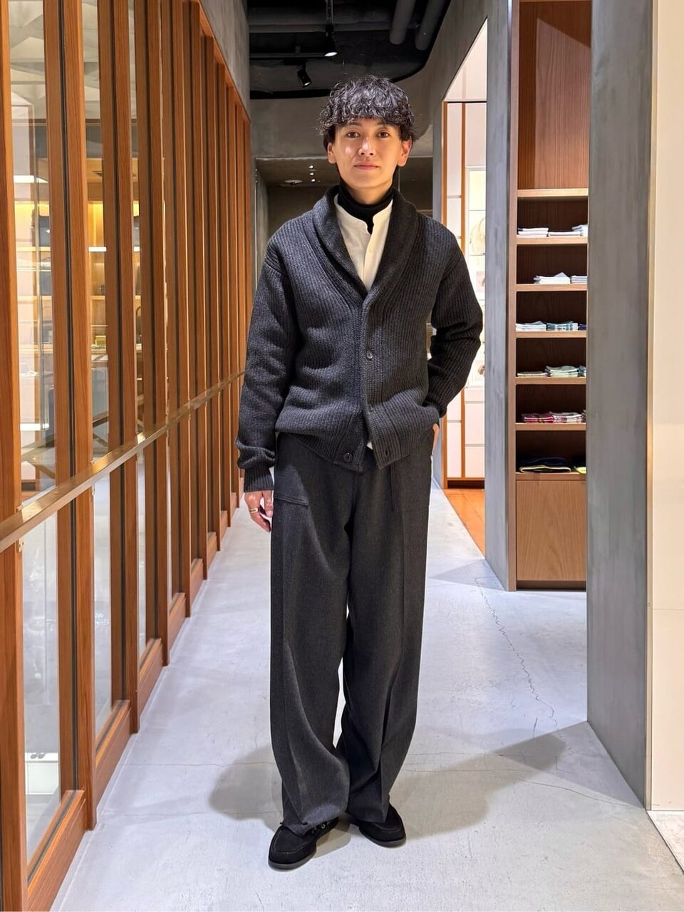 カーディガン×ワイドパンツのリラックススタイル