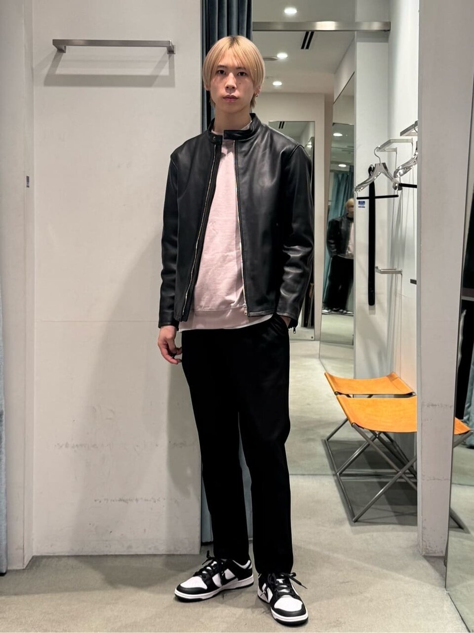  ライダースジャケットをピンクのインナーでやわらかくしたコーデ