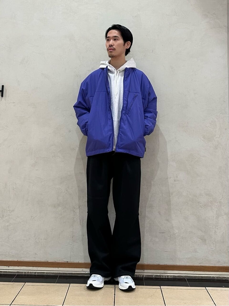 パープルカラーが目を引くストリートスタイル