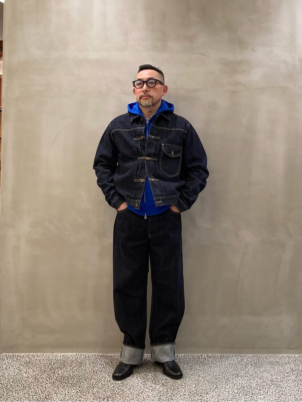 デニムのジャケットとパンツでセットアップ風コーデ