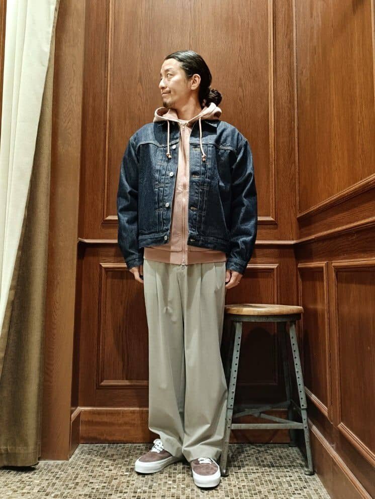 淡いカラーのアイテムを組みあわせた大人カジュアルスタイル