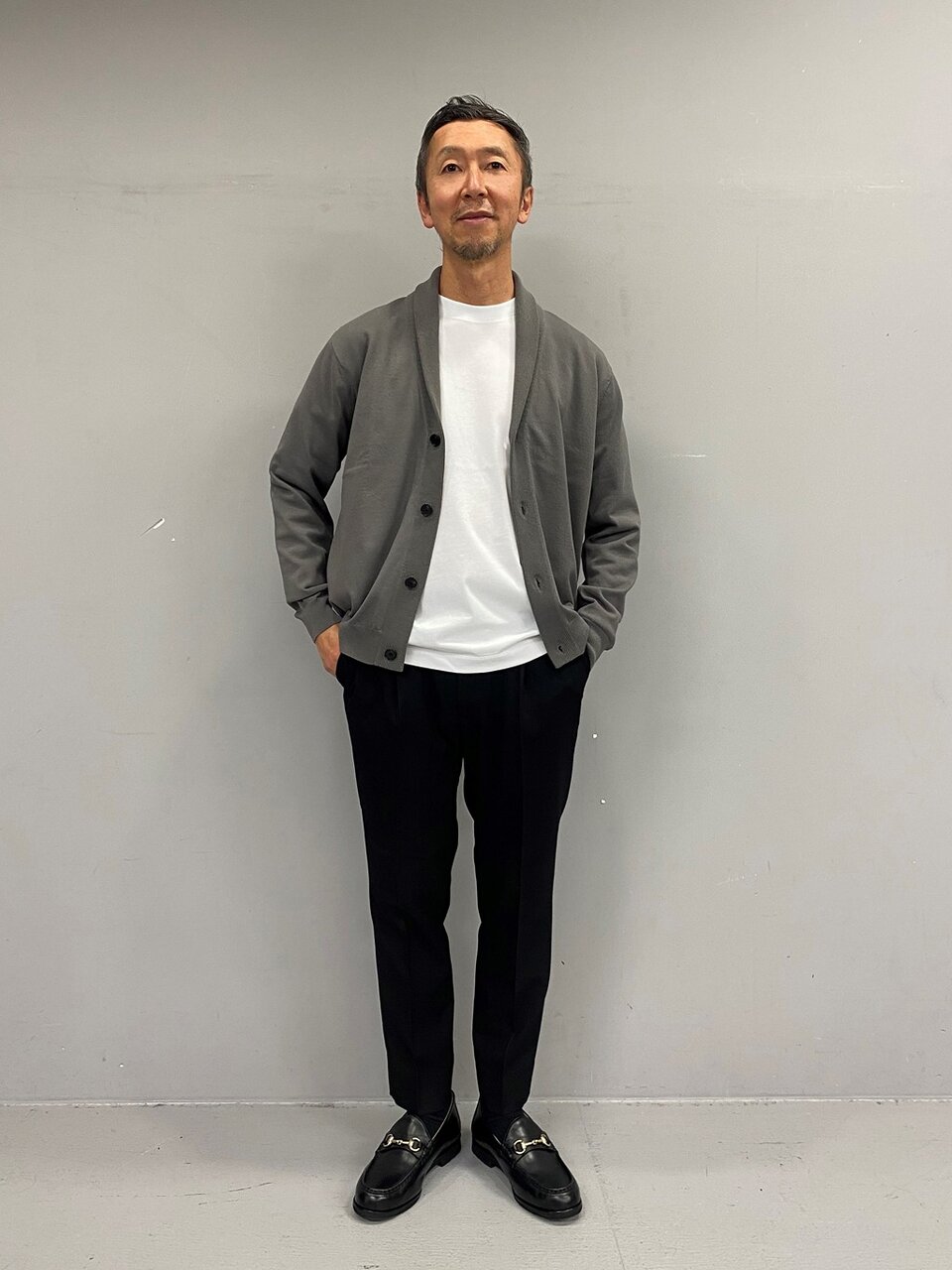 ショールカラーがきれいめに見せる大人カジュアルスタイル