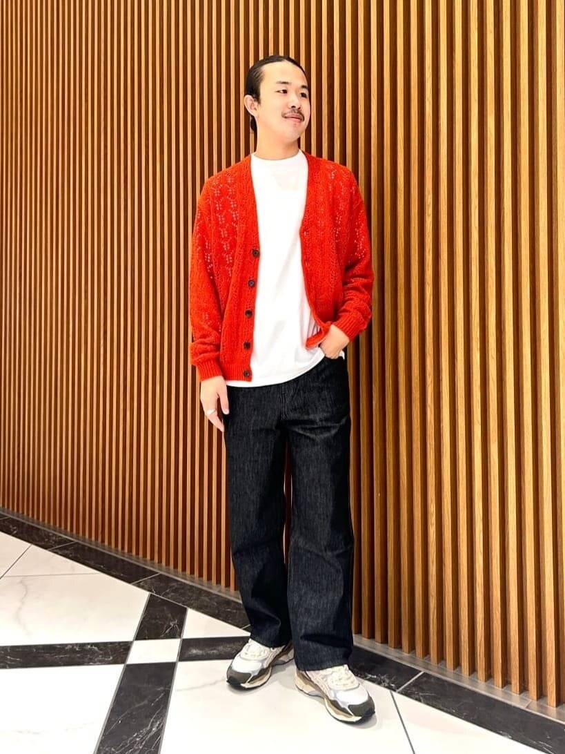 鮮やかなカラーのカーディガンが主役のコーデ