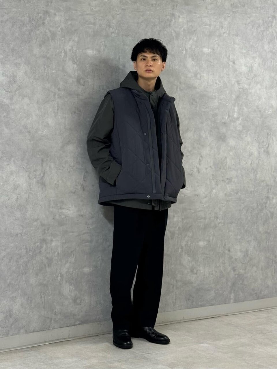 ライトアウターにベストを重ねたレイヤードコーデ