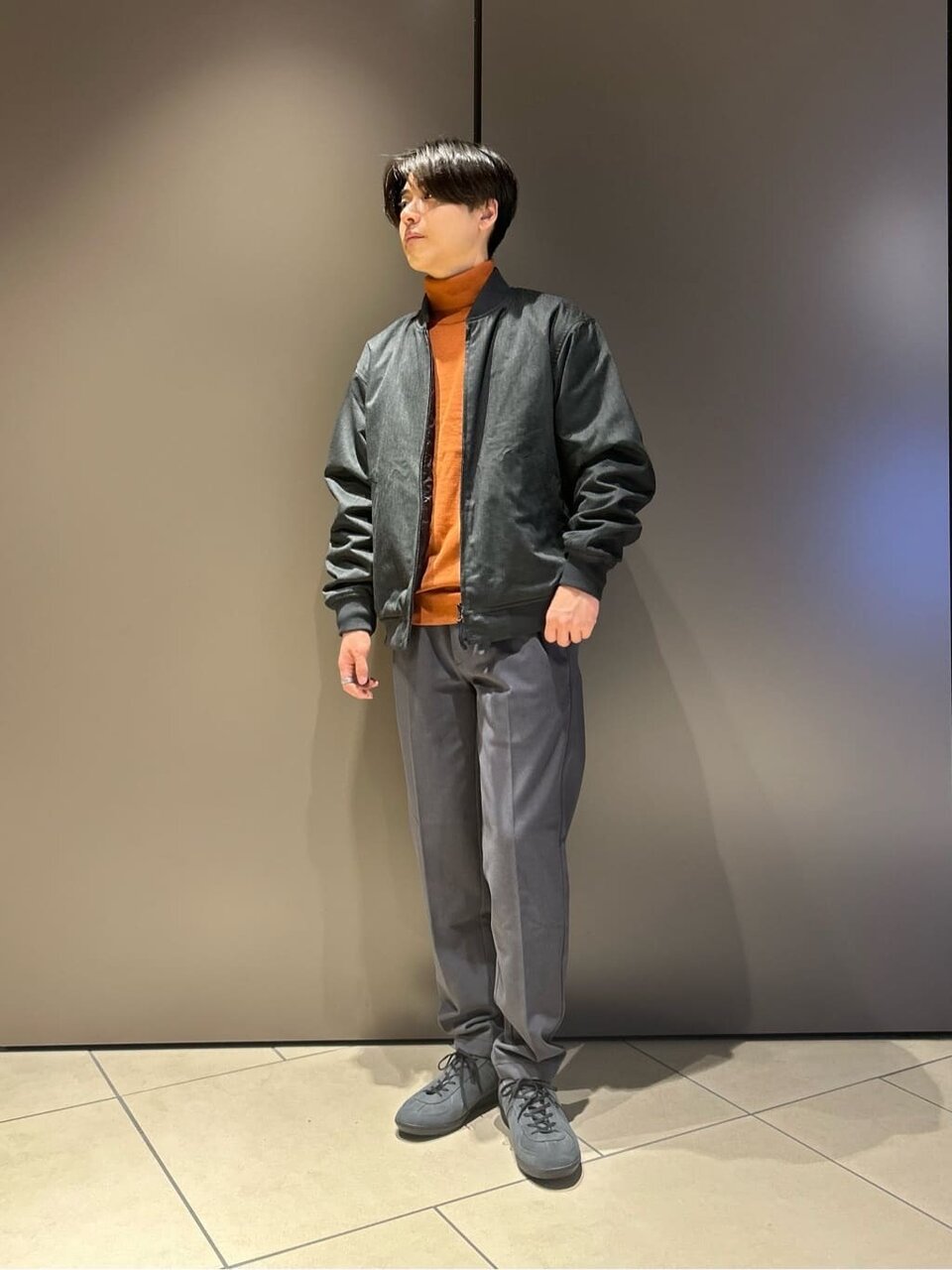 オレンジのニットが目を引くカジュアルコーデ