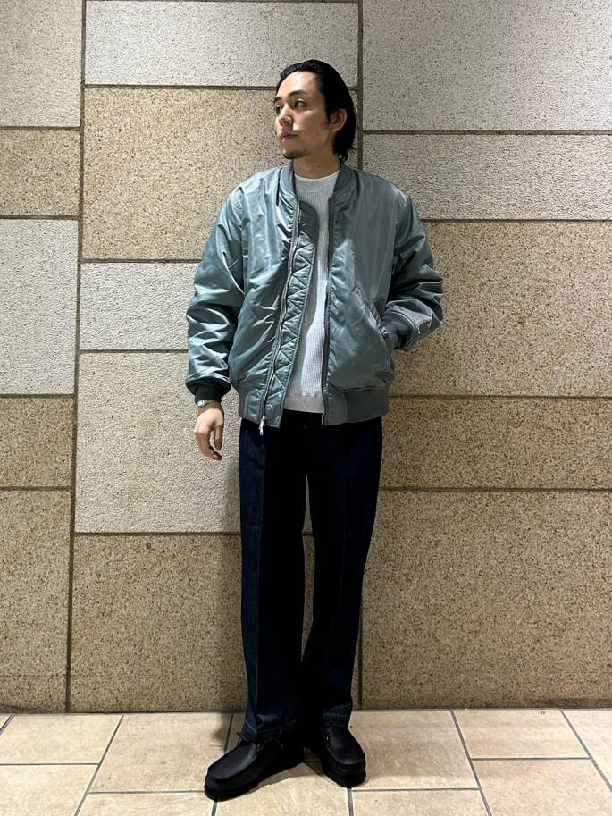 MA-1とデニムパンツのカジュアルコーデ