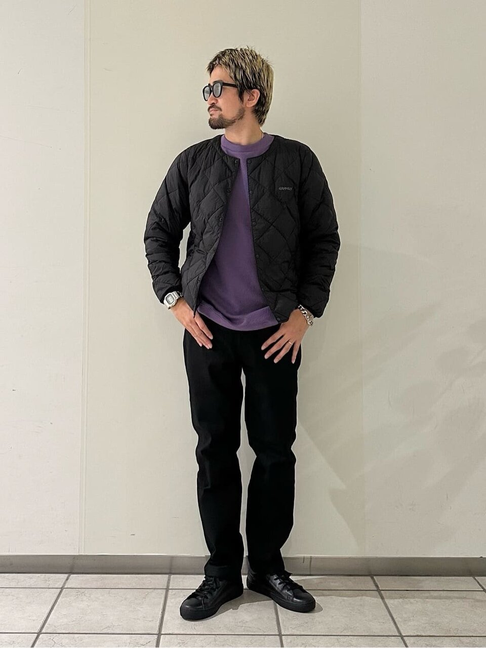 軽めのノーカラーインナーダウンジャケットを使ったシンプルコーデ