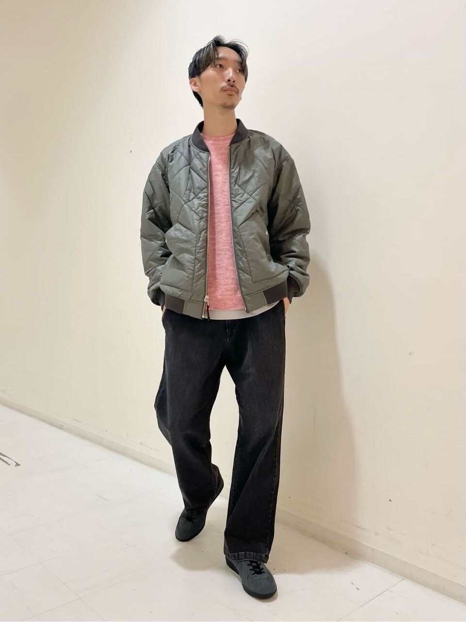 メンズライクなスタイルをやわらかな印象にする差し色コーデ