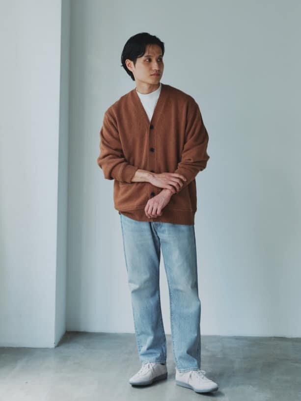 カーディガンをニット風に着こなしたナチュラルコーデ