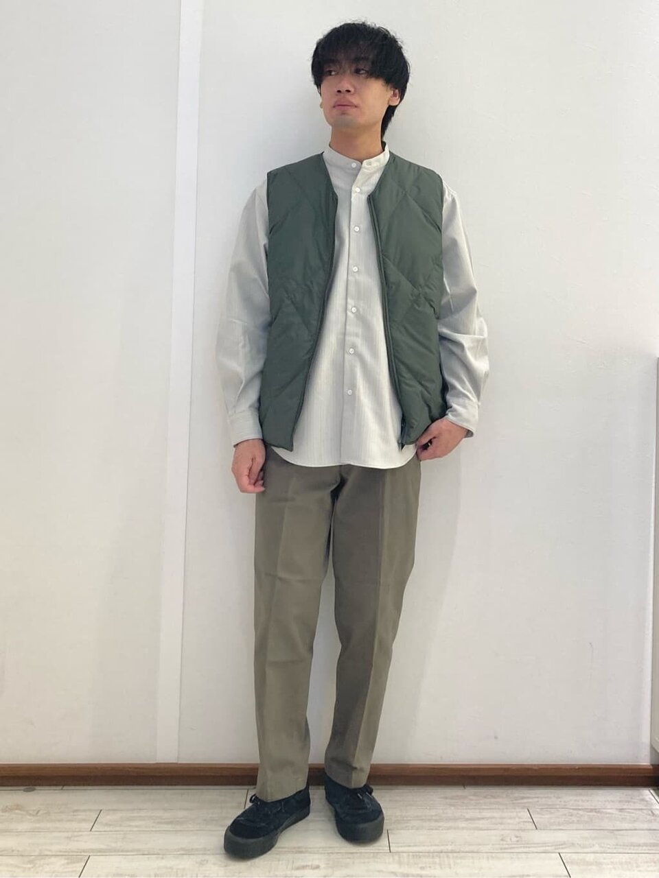 ベストをプラスしてアクセントを加えたシンプルコーデ