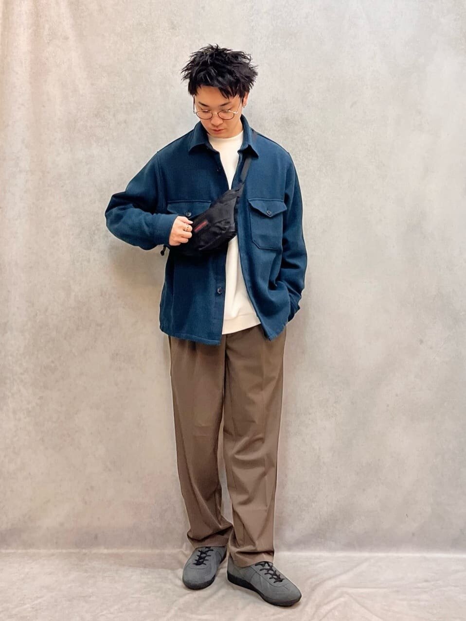 ネイビーシャツとイージーパンツのさわやかコーデ