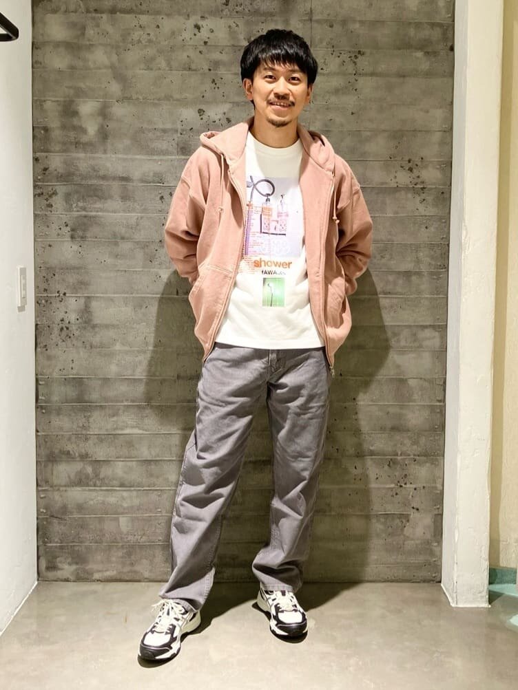 ピンクのフーディーがキュートな印象のジュアルストリートコーデ