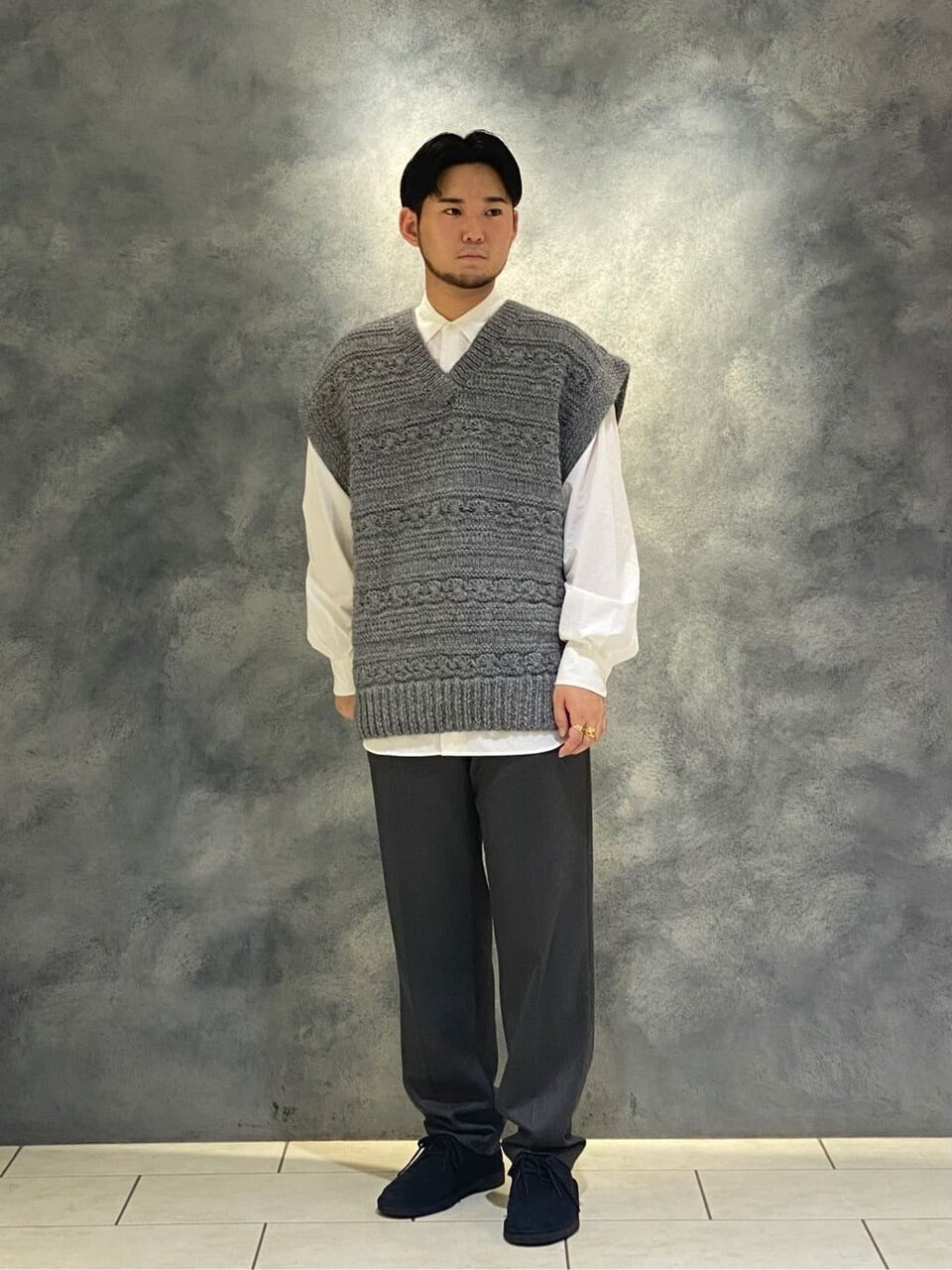 オーバーサイズのベストが主役のコーデ