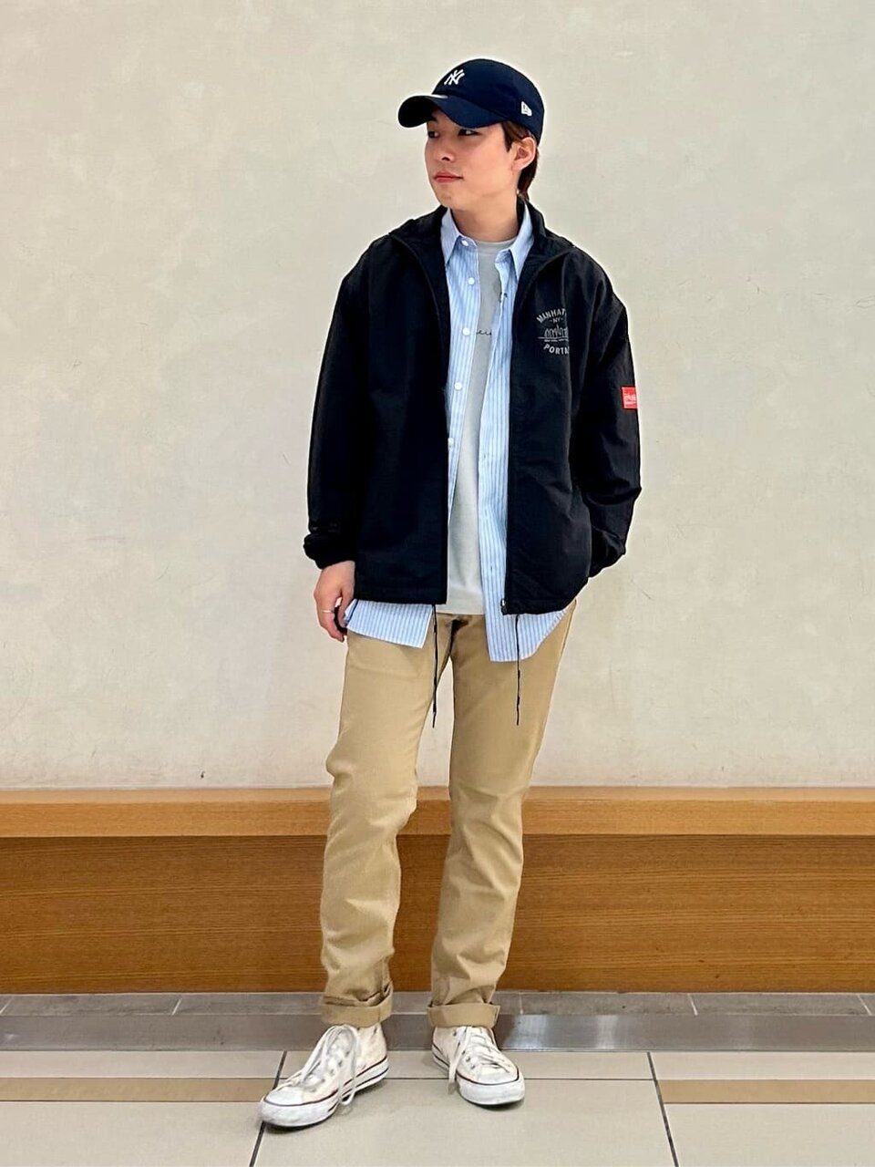 ストライプシャツがさわやかなカジュアルスタイル