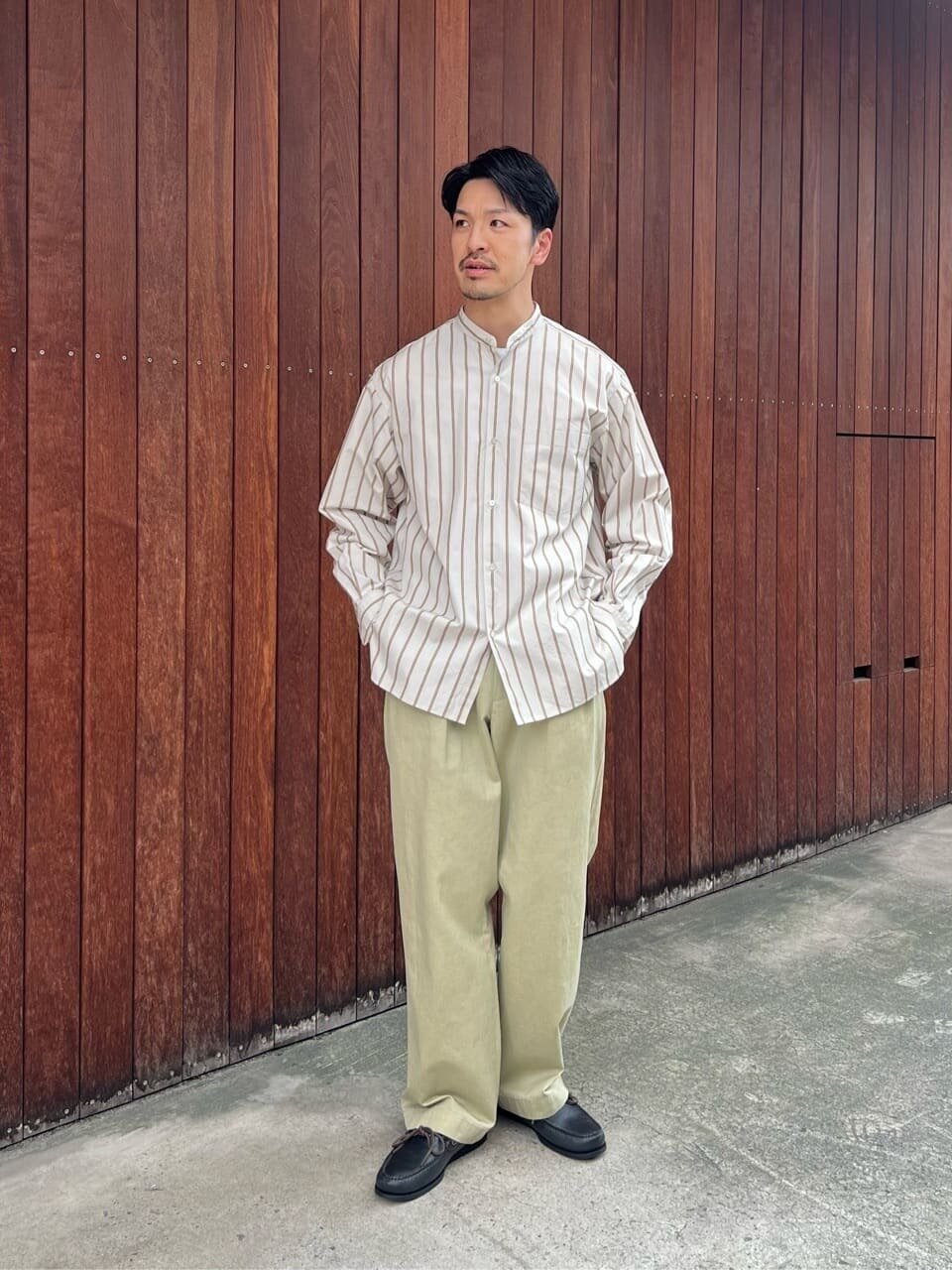 ストライプ柄シャツを使ったワントーンコーデ